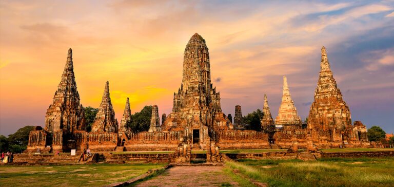 Ayutthaya,,Thailand,Many,Tourists,From,Around,The,World,In,Wat