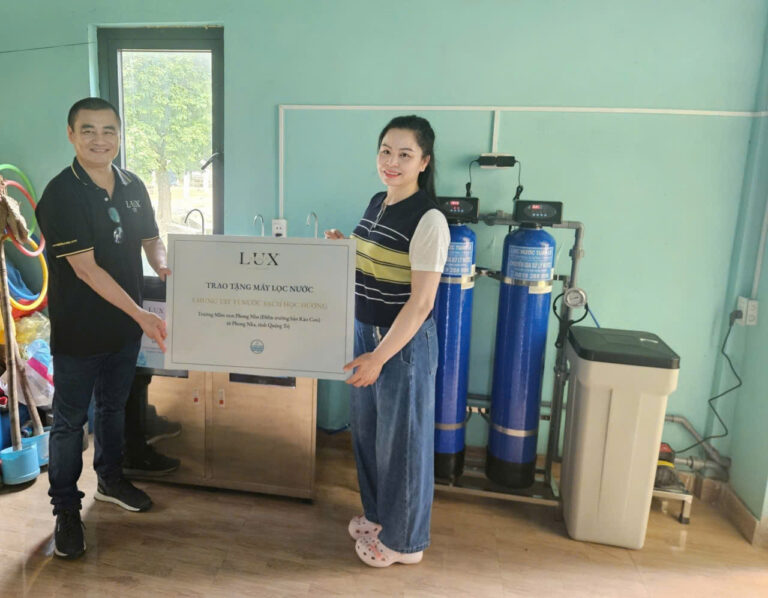 Trao tặng máy lọc nước